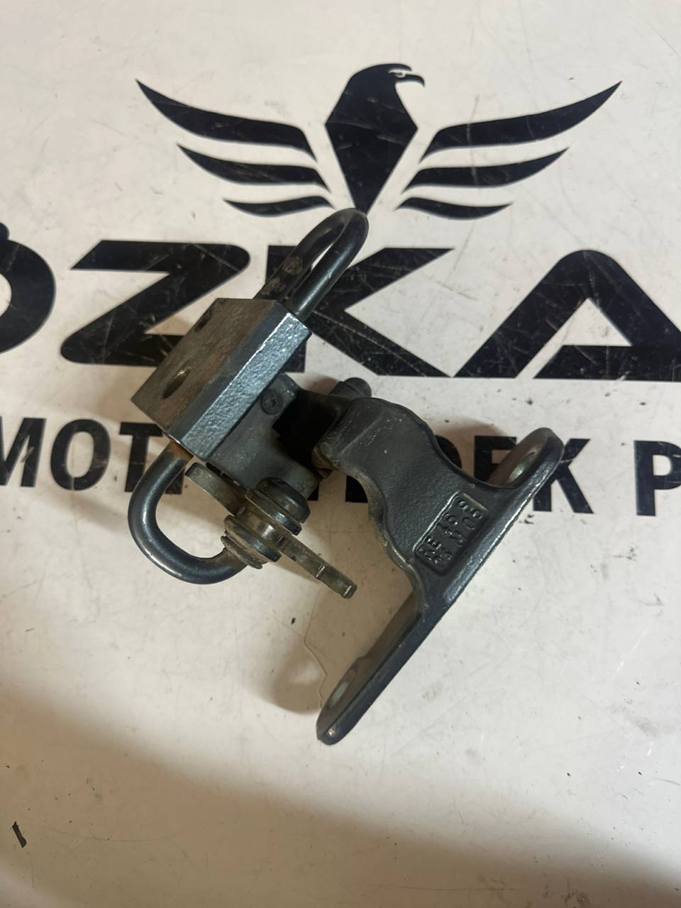 Volkswagen Transporter Sağ Ön Kapı Menteşesi (OEM: 7H0831412A) - Küçük Görsel 2