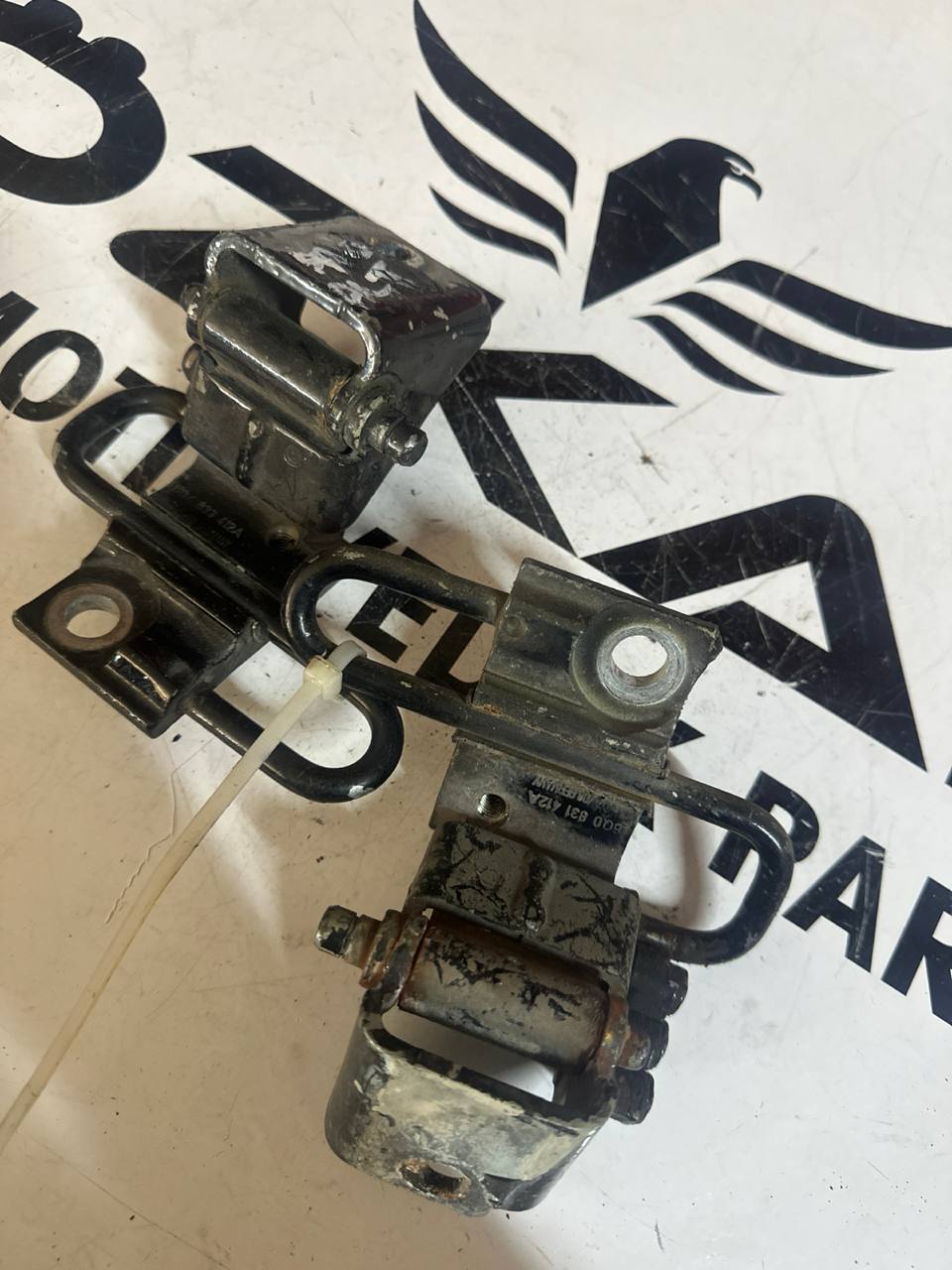 VW Polo ve Passat B6 Sağ Ön - Arka Kapı Alt Menteşesi (OEM: 6Q0831412A, 6Q0833412A) - Görsel 1