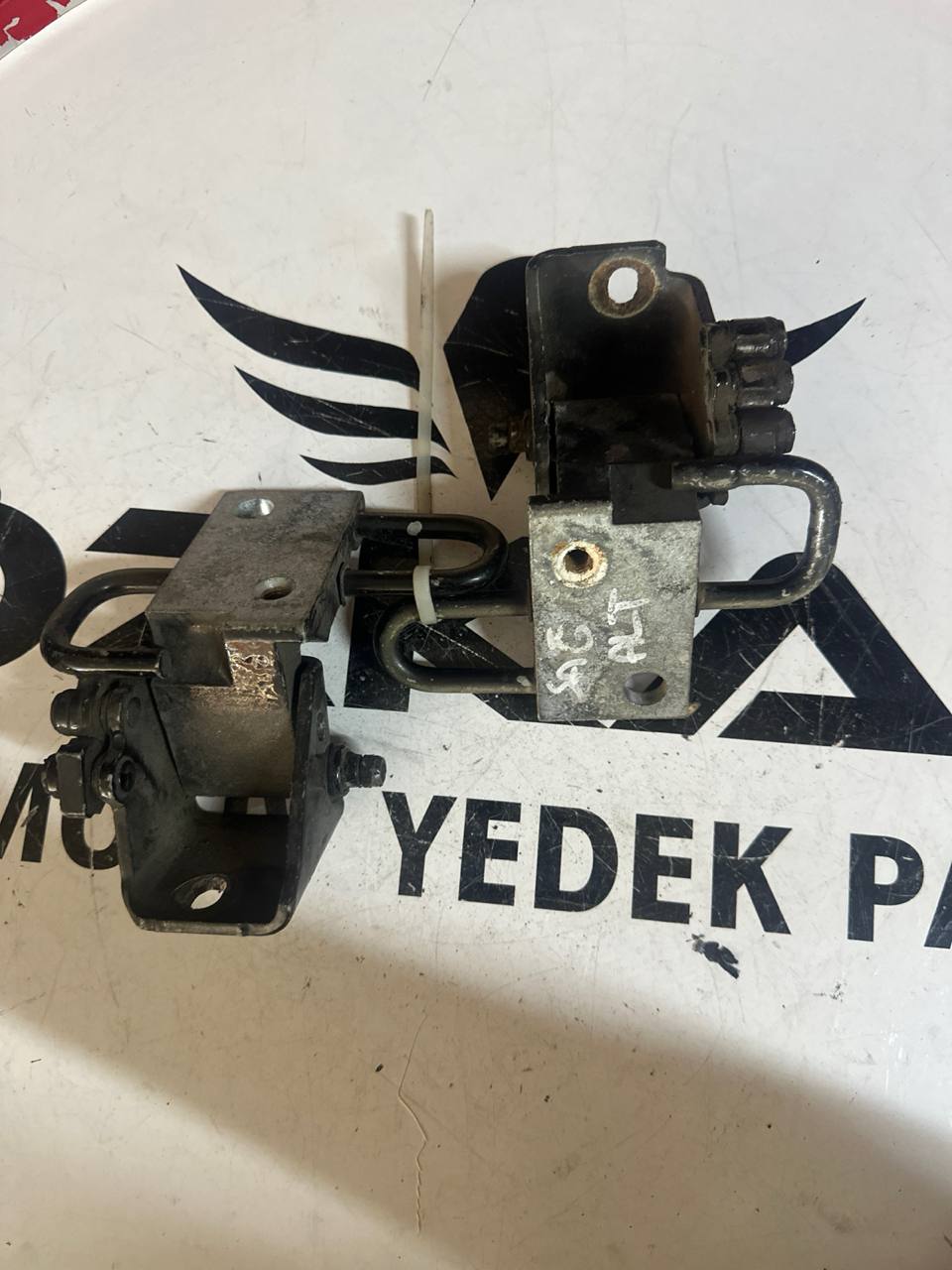 VW Polo ve Passat B6 Sağ Ön - Arka Kapı Alt Menteşesi (OEM: 6Q0831412A, 6Q0833412A) - Küçük Görsel 2