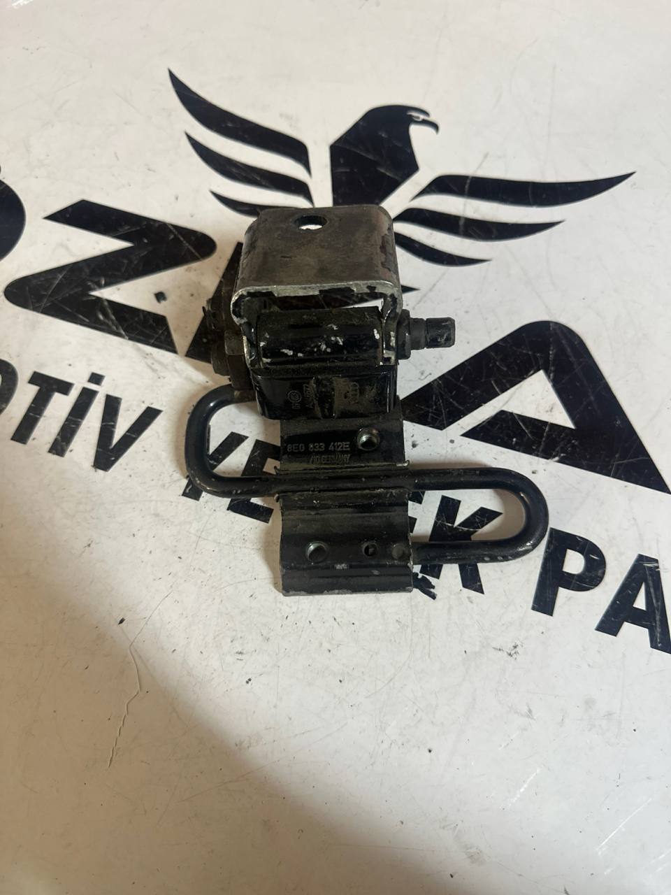 Audi A4 Sağ Arka Üst Kapı Menteşesi (OEM: 8E0833412E) - Görsel 1
