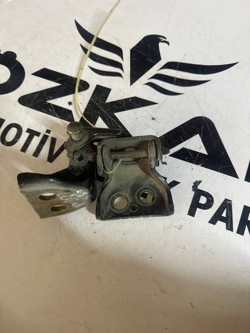 Peugeot 307 Ön Kapı Üst Menteşesi - Sağ ve Sol Uyumlu - Görsel 1