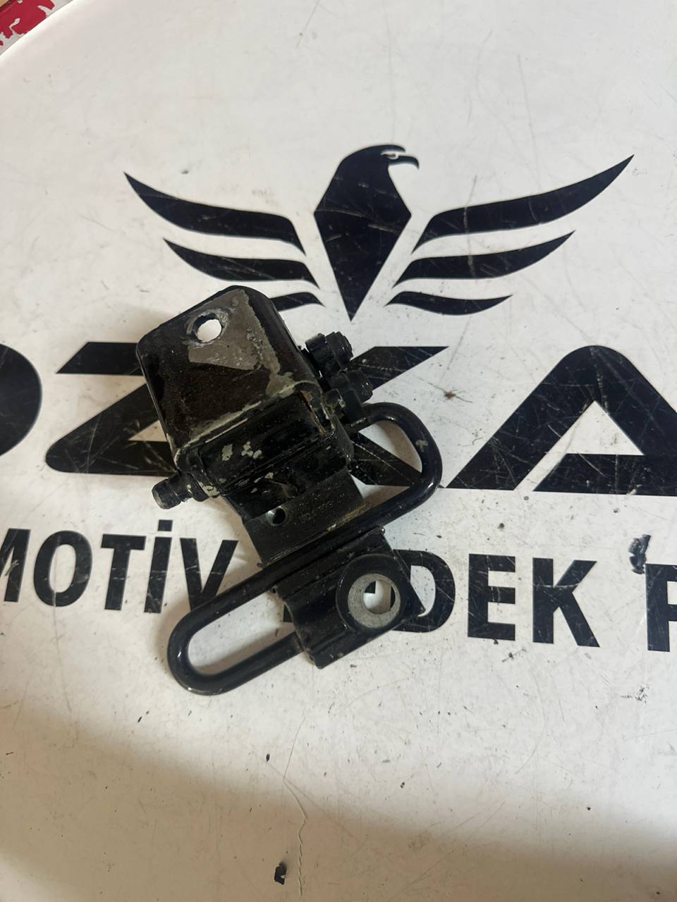 VW Polo 9N ve Seat Leon Sol Arka Kapı Alt Menteşesi (OEM: 6Q4833411A) - Görsel 1