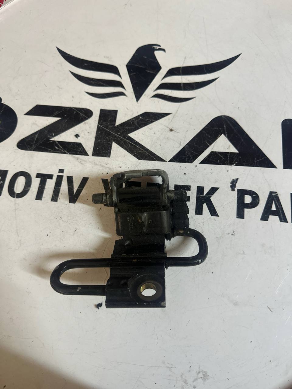 Audi A3 A4 B6 B7 A6 Sol Ön Kapı Alt Menteşesi (OEM: 8E0831411B) - Görsel 1