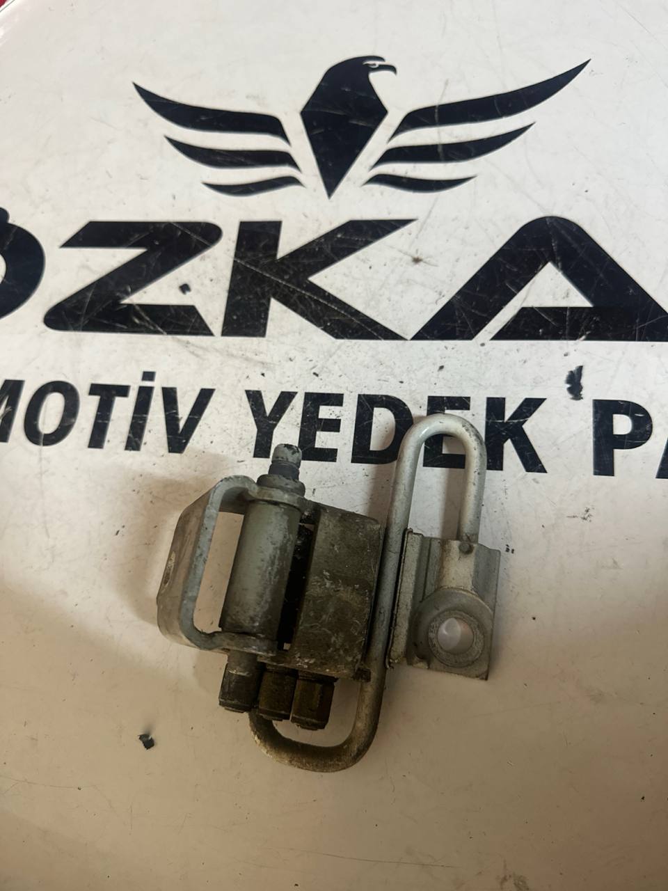 VW Polo 9N ve Passat B6 Sağ Ön Kapı Alt Menteşesi (OEM: 6Q0831412A) - Görsel 1