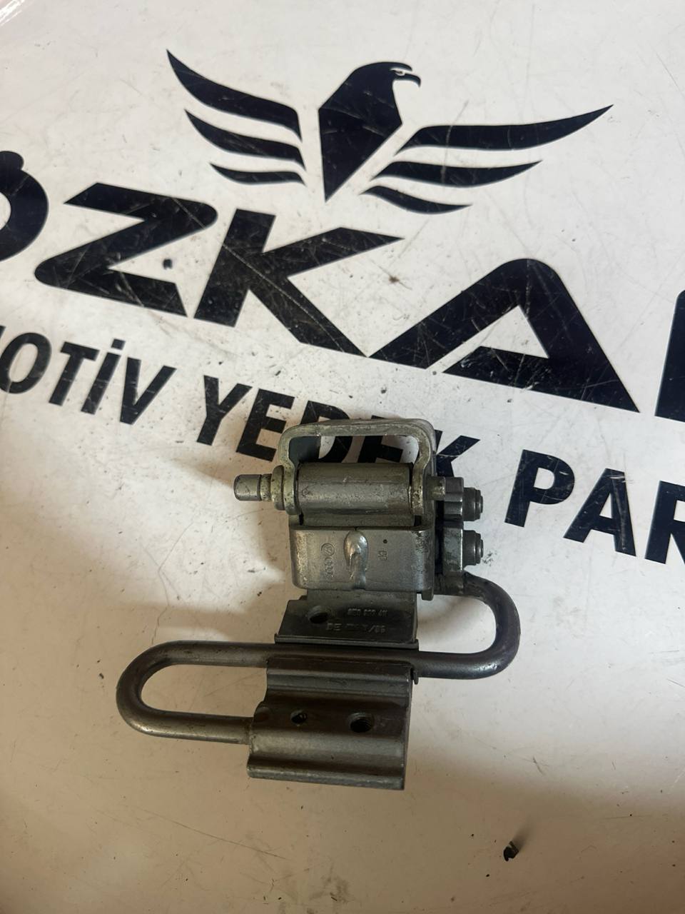 Audi A4 B6 B7 Sol Arka Kapı Alt Menteşesi (OEM: 8E0833411) - Görsel 1