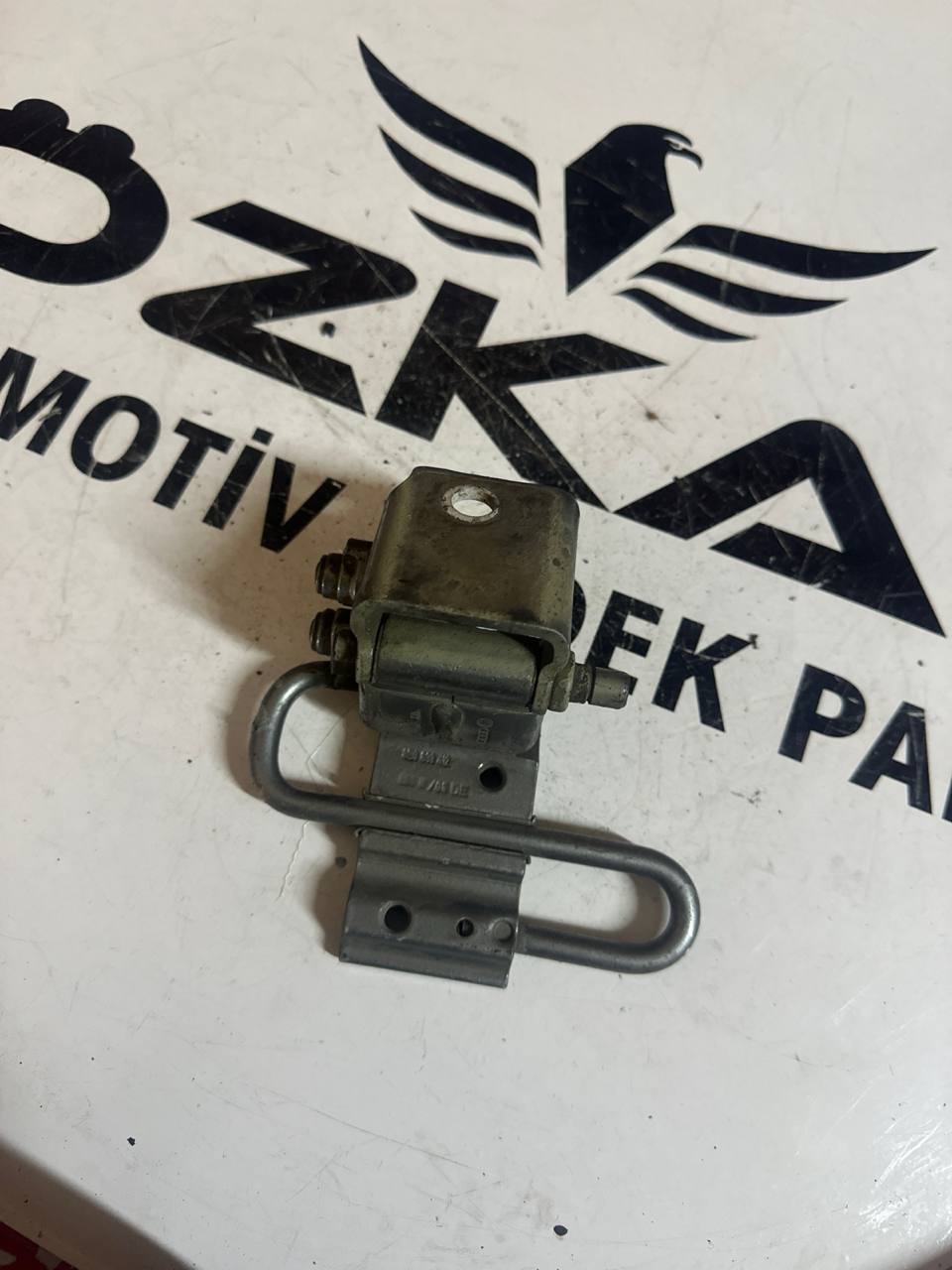 Audi A6 C6 Sağ Arka Alt Kapı Menteşesi (OEM: 8E0833412) - Görsel 1