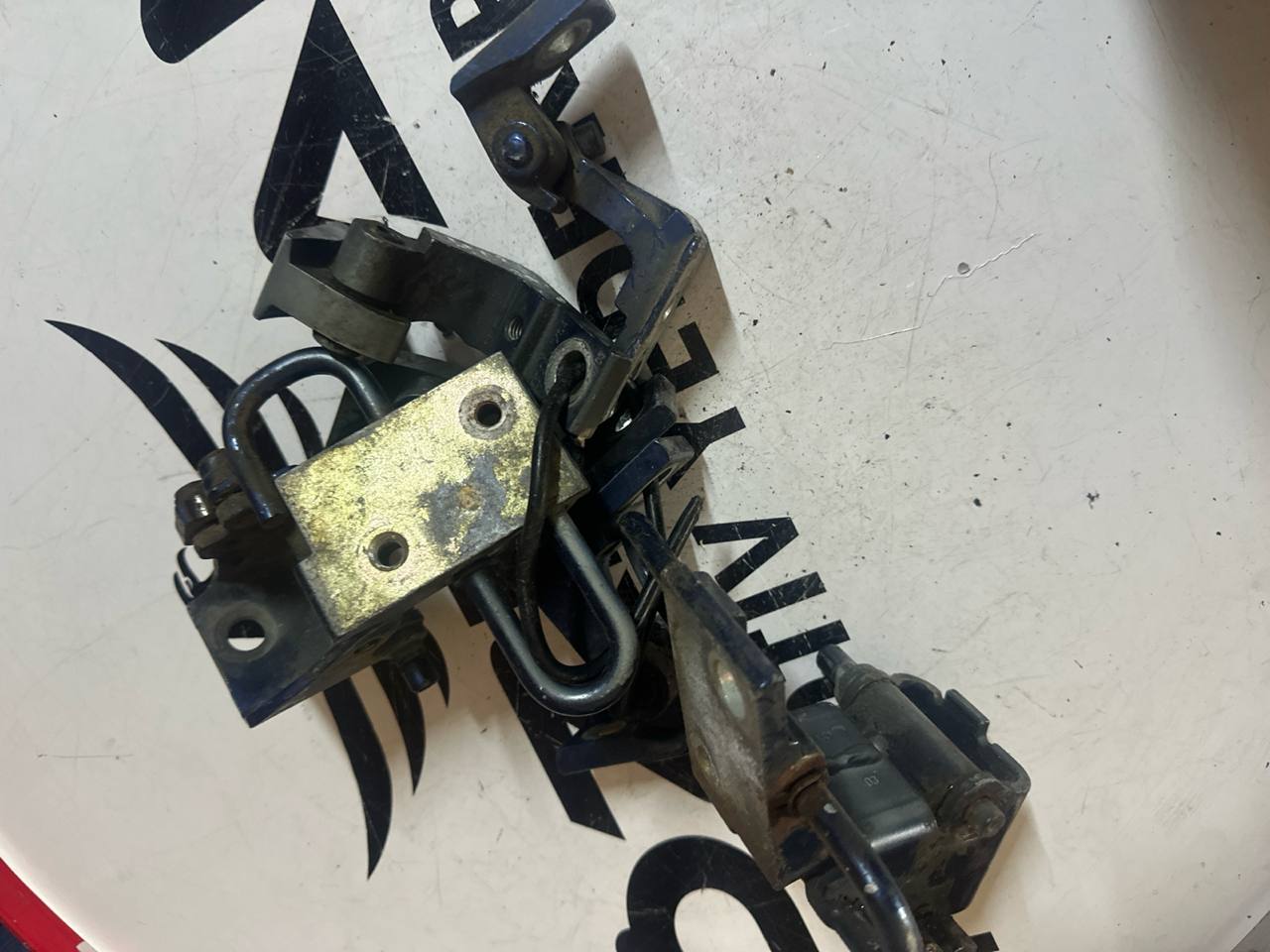 Audi A4 B7 ve A6 C6 Kapı Menteşesi (OEM: 8E0831411B, 8E0833412) - Küçük Görsel 2