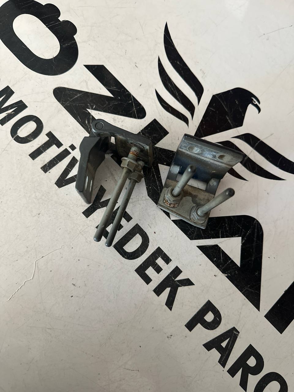 VW Transporter T5 T6 Bagaj Kapısı Menteşe Takımı Sağ ve Sol (OEM: 7H0827301B, 7H0827302B) - Küçük Görsel 2