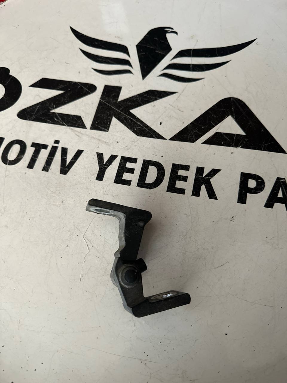 Audi A4 - VW Golf - VW Passat Sağ Kapı Menteşesi (OEM: 8K0831402D) - Görsel 1