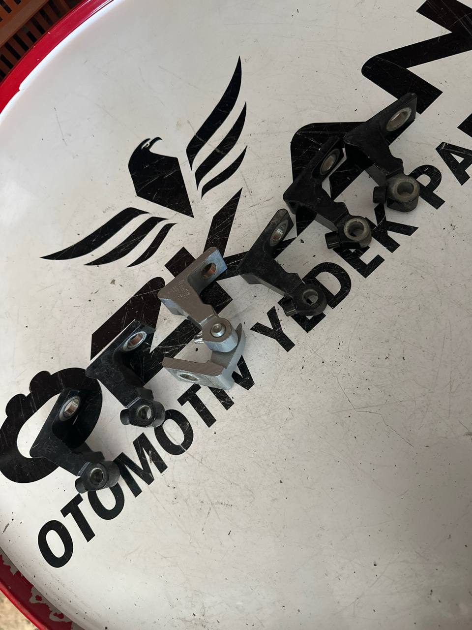VW Golf 7 - Jetta 6 - Passat B8 Sol Kapı Menteşesi (OEM: 8K0831401H)