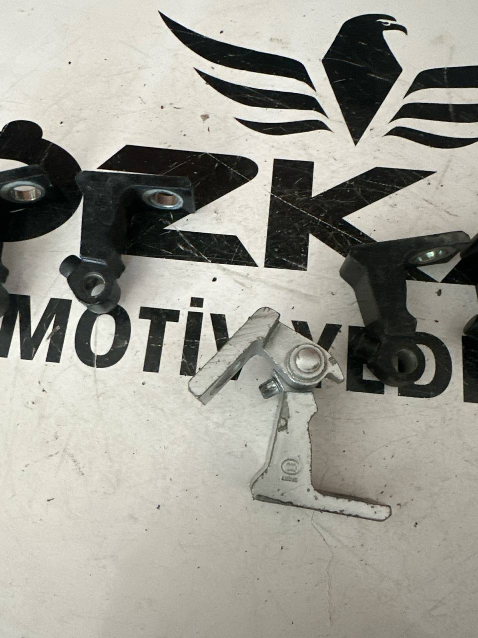 VW Golf 7 - Jetta 6 - Passat B8 Sol Kapı Menteşesi (OEM: 8K0831401H) - Küçük Görsel 2
